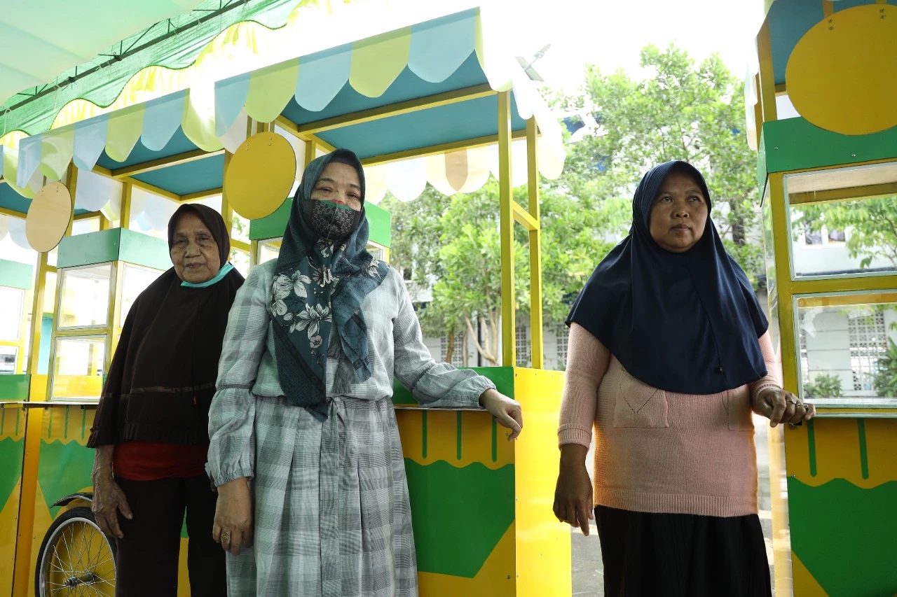 Serahkan Bantuan 24 Booth UMKM, Edi Minta Pedagang Tertib